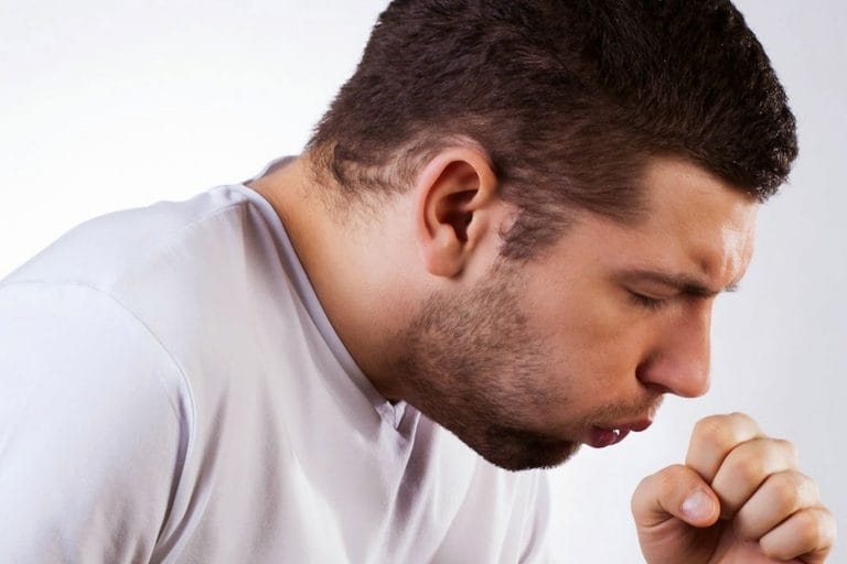 Hoe kom je van een kriebelhoest af? - Dokter.nl