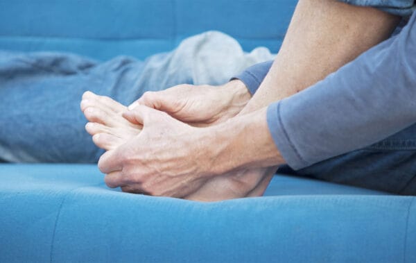 Kramp in je tenen? Dit kan de oorzaak zijn - Dokter.nl